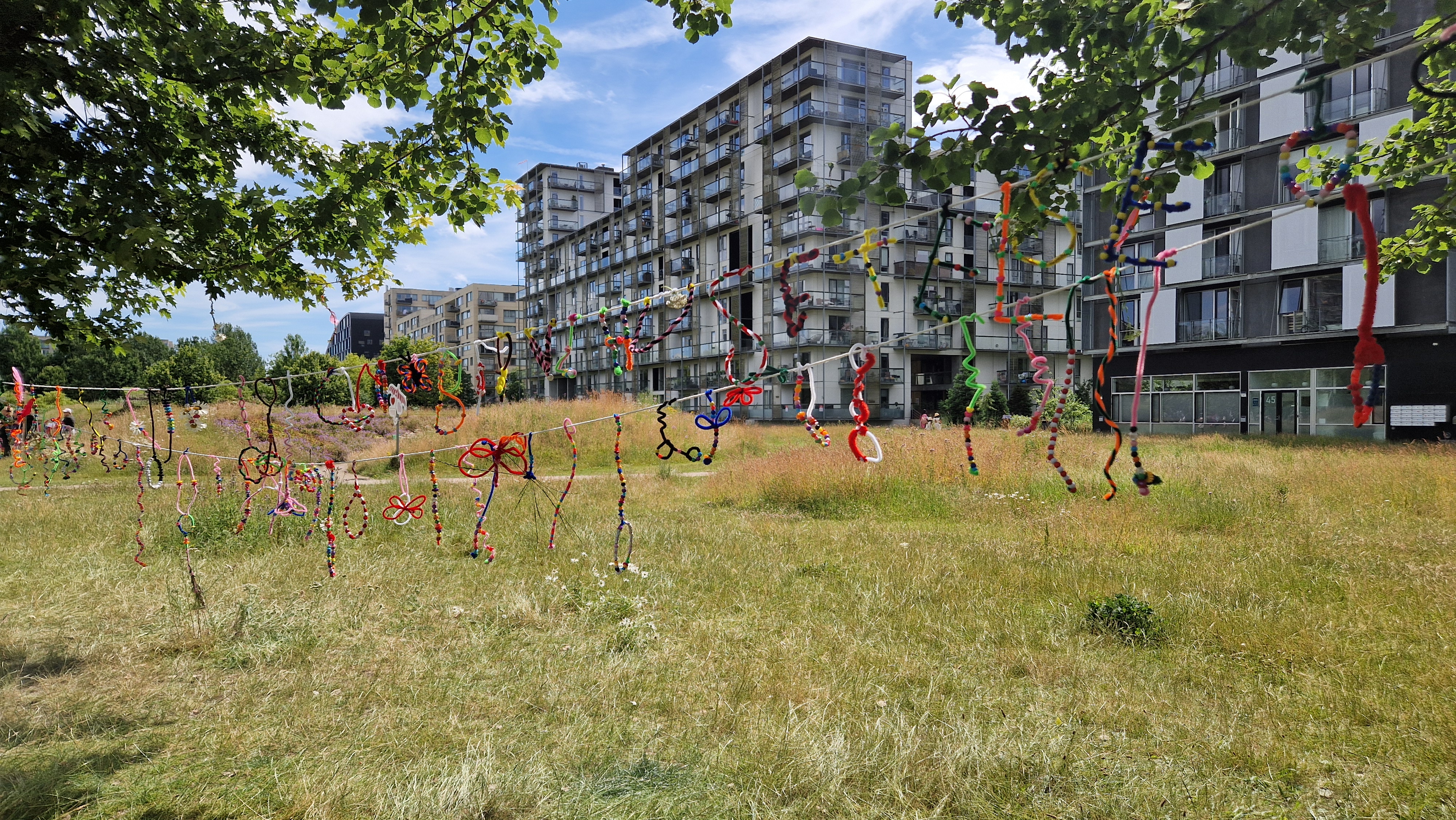 Store legedag i Byparken: Vindspil af perler og piberensere.